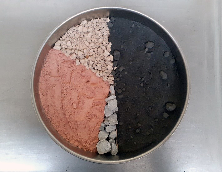 Mélange de l’argile avec du clinker, de l’anhydrite et du calcaire avant broyage. A gauche de haut en bas : calcaire, argile, anhydrite. A droite : clinker